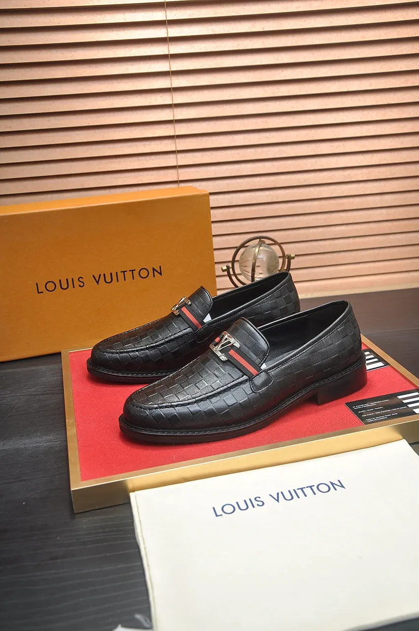 Men's men's shoes 💰460💶 [LV] (original single cowhide lining) 🍀LV's latest genuine leather business suit shoes are launched simultaneously on the official website. The first-layer cowhide imported from Italy is made of heavy gold, 💥1:1 rubber outsole from the official website. Versatile to wear, high-end without losing class, and the color combination is extraordinary. This four-season style is alluring when worn on your feet, showing off your big-name flair. Standard code 38-45 (45 customized)